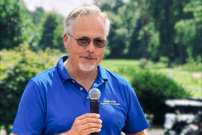 Mann mit Mikrofon bei Lions Club Golf-Event