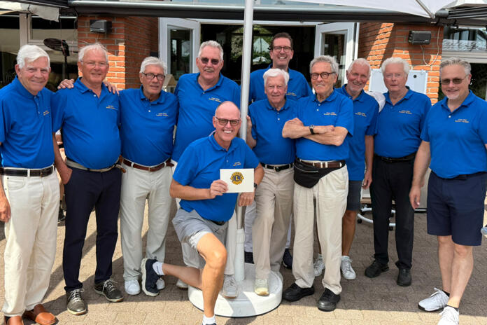 Gruppenfoto von Lions Club Mitgliedern in blauen Polohemden